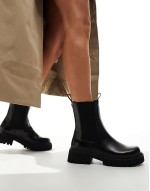 chunky low ankle chelsea boot in black