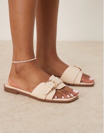 ‌Stylish Nikola buckle flat sandals in natural raffia