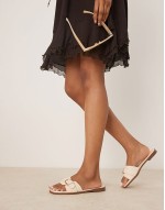 ‌Stylish Nikola buckle flat sandals in natural raffia